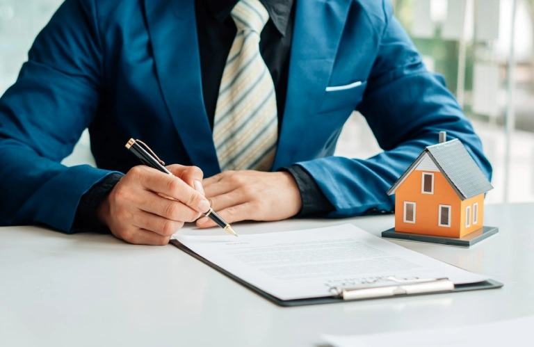 długopis w&nbsp;dłoni