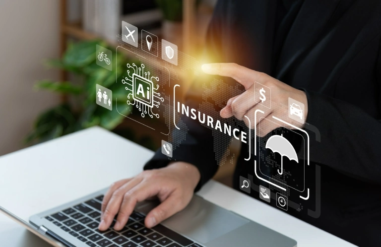 dłoń na&nbsp;klawiaturze laptopa